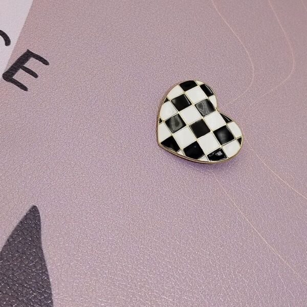 New Retro Heart-shaped Black And White Checkered Chest Flower Brooch - Image 9