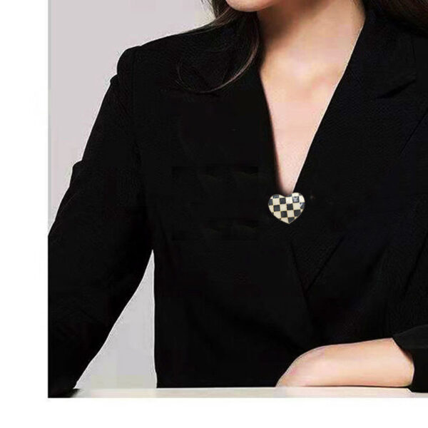 New Retro Heart-shaped Black And White Checkered Chest Flower Brooch - Image 3