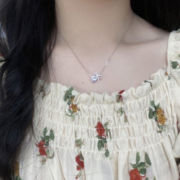 Women's Diamond Bow Heart Necklace High-end Clavicle Chain Simple And Versatile Jewelry - Image 3