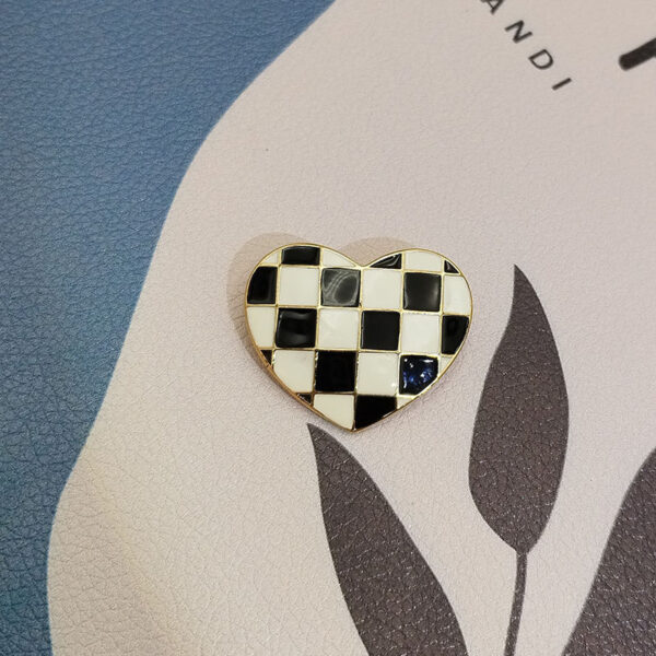 New Retro Heart-shaped Black And White Checkered Chest Flower Brooch - Image 10