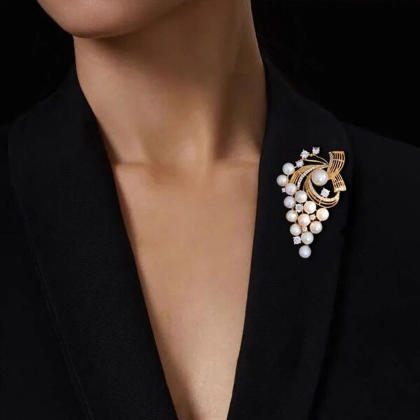 Exquisite And Fashionable Pearl Brooch - Image 2