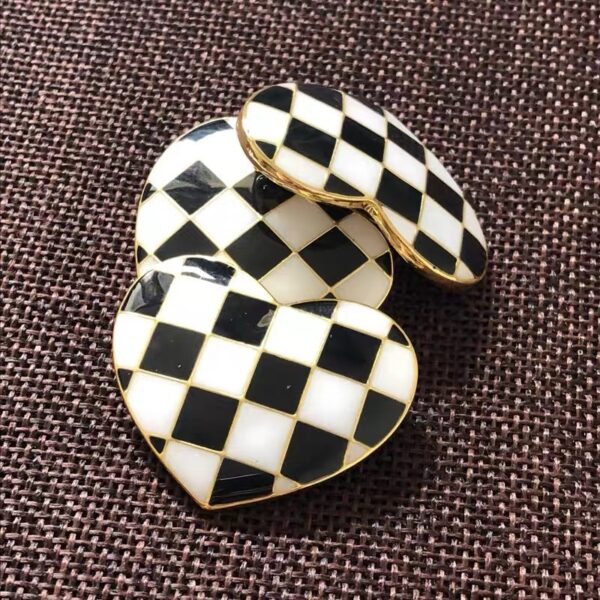 New Retro Heart-shaped Black And White Checkered Chest Flower Brooch - Image 2